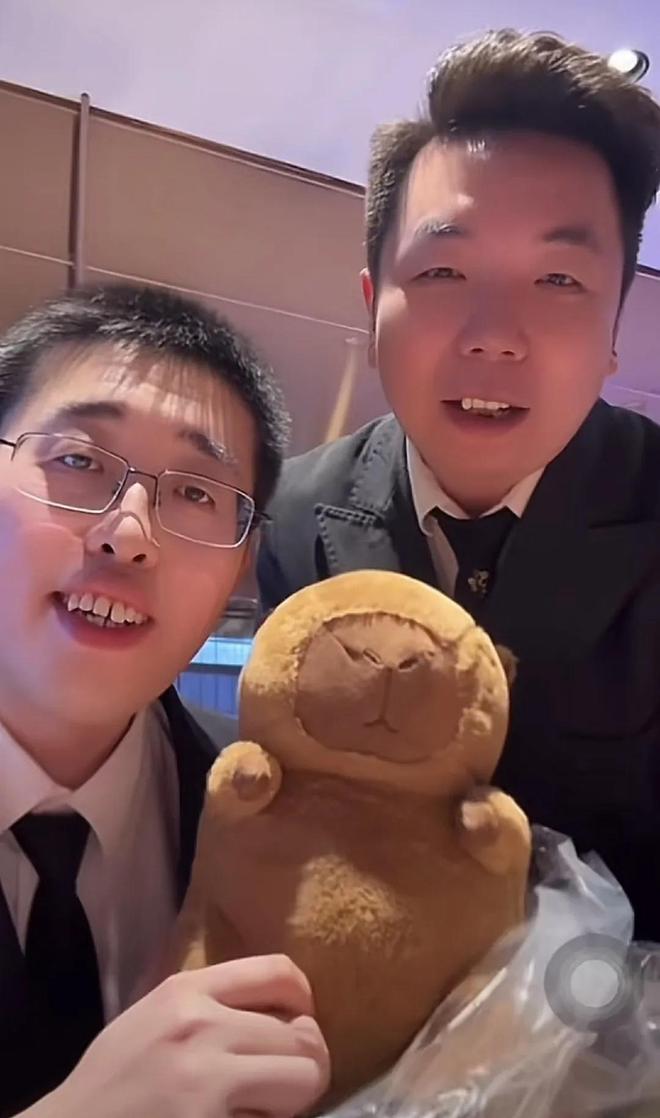 的“烤皮巴拉”一家三口合影太搞笑尊龙凯时·中国网站小井收到粉丝送(图2)