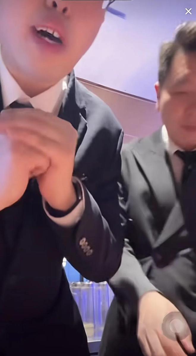 的“烤皮巴拉”一家三口合影太搞笑尊龙凯时·中国网站小井收到粉丝送(图1)