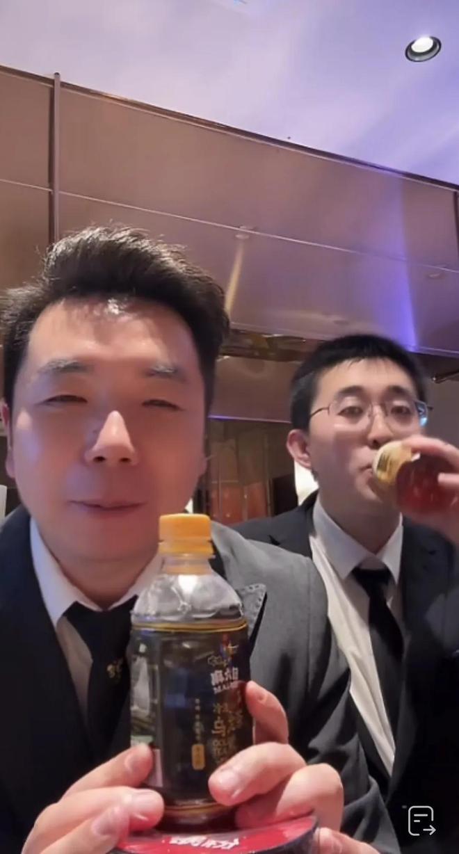 的“烤皮巴拉”一家三口合影太搞笑尊龙凯时·中国网站小井收到粉丝送(图3)