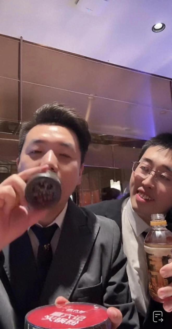 的“烤皮巴拉”一家三口合影太搞笑尊龙凯时·中国网站小井收到粉丝送(图4)